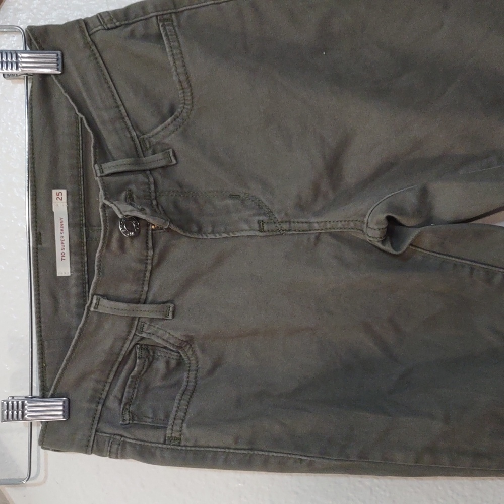 SLIGHTLY USED LEVIS COLOR OLIVE 710 SUPER SKINNY SIZE 25 AS SEEN IN PHOTOS - Picture 4 of 10
